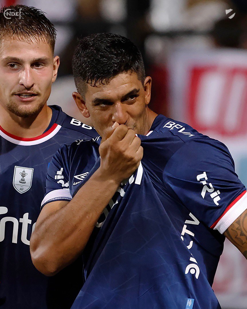 Nacional's tweet photo. Jugadores hinchas de Nacional, los que conocen la historia y comparten el sentimiento de la Hinchada. 
Son los que entienden que sentir los colores va más allá de un partido de fútbol.

A ellos y a todos los que forman parte de la historia del Club Gigante, feliz #DíaDelHincha 🤩 https://t.co/TUijlLVIjh