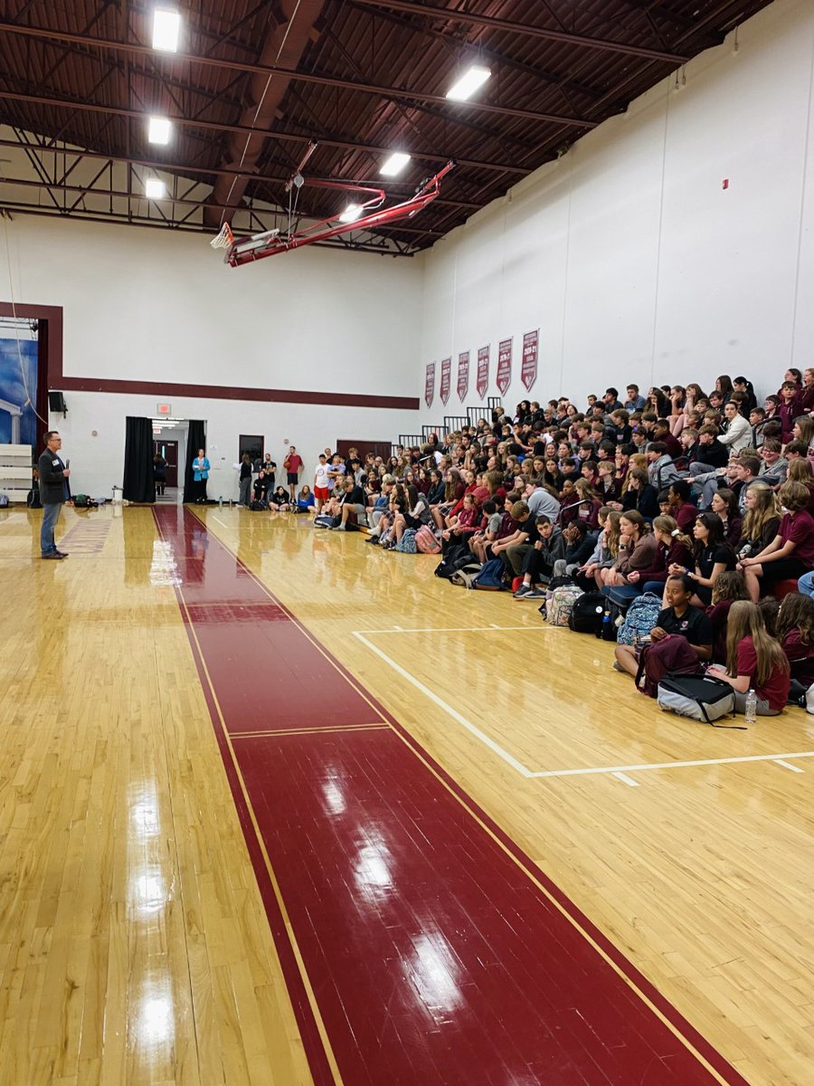 FBIMemphis's tweet photo. Students at Clarksville Christian School had an opportunity to compete against FBI &amp; TBI special agents in a push-up &amp; sit-up challenge, obstacle course &amp; more. Students learned what it takes to be part of a team that helps keep our state &amp; country safe. @TBInvestigation https://t.co/ZadbXqGG5e