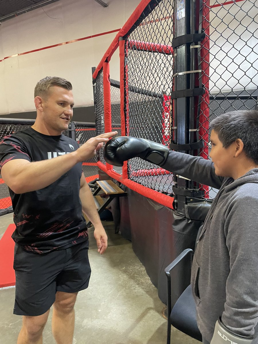 ianheinischmma's tweet photo. It was a honor and a blessing to share my testimony with kids from of the pine ridge reservation in South Dakota. This reservation has very hard living conditions and is plagued with Drugs, Alcoholism, Abuse and suicides. They were asked what they want to do and they said “learn MMA” so I got to teach them and share Christ. So much talent for these young men and women. I pray Jesus would grow the seeds that were planted yesterday! 🙏🏻