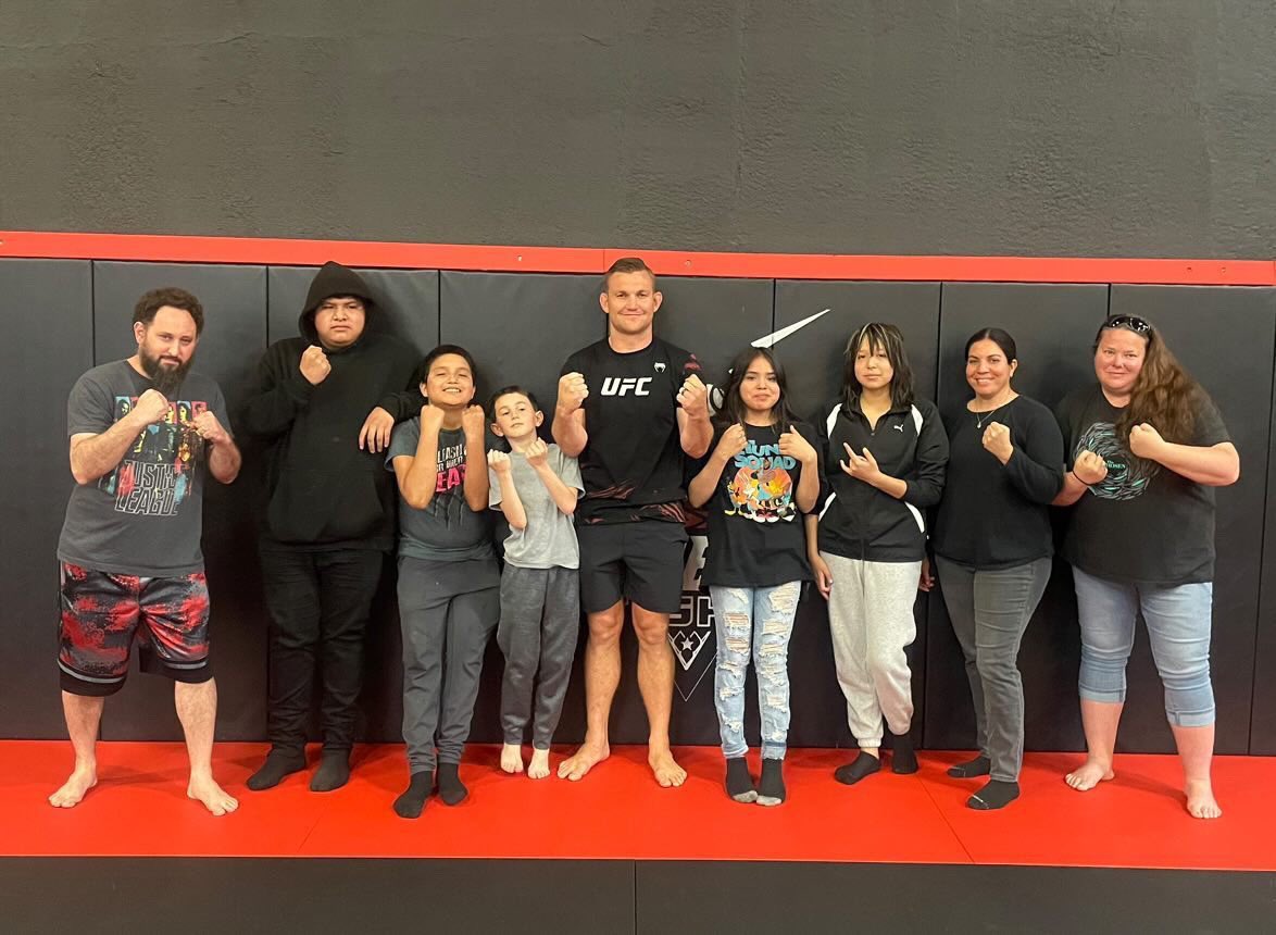 ianheinischmma's tweet photo. It was a honor and a blessing to share my testimony with kids from of the pine ridge reservation in South Dakota. This reservation has very hard living conditions and is plagued with Drugs, Alcoholism, Abuse and suicides. They were asked what they want to do and they said “learn MMA” so I got to teach them and share Christ. So much talent for these young men and women. I pray Jesus would grow the seeds that were planted yesterday! 🙏🏻