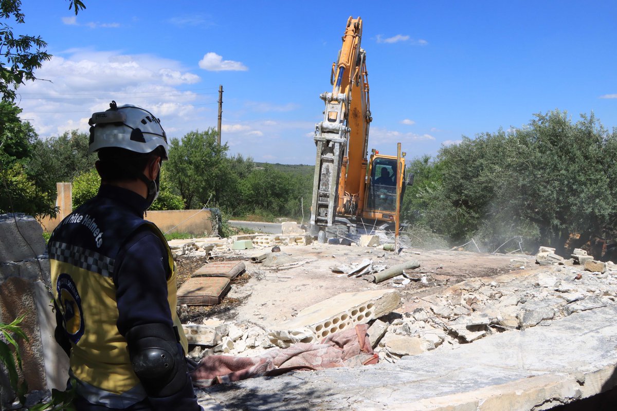 SyriaCivilDef's tweet photo. The Syrian people have already endured tragedy for years. The recent #earthquake has only added to their challenges. Thousands of civilians have lost their homes and have been left to face destruction.
📌 #WhitHelmets operations to remove cracked and collapsed houses in the village of Al-Jadida in Jisr Al-Shughur countryside, west of #Idlib, #Syria.