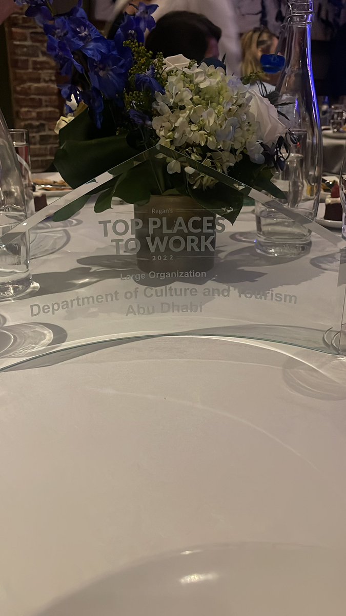 UAEWoman's tweet photo. Proud to receive Award from Ragan Employee Communication Awards in Top Places To Work!

#RaganAwards
#RaganEvents
#Chicago https://t.co/oKBcu61D1X
