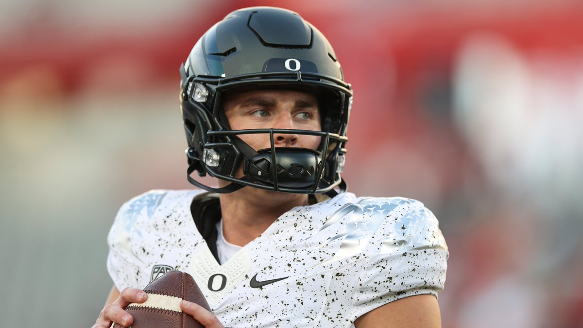 OregonBaseball's tweet photo. 𝐆𝐞𝐭𝐭𝐢𝐧𝐠 𝐢𝐭 𝐬𝐭𝐚𝐫𝐭𝐞𝐝 𝐫𝐢𝐠𝐡𝐭

@oregonfootball QB Bo Nix will be on the bump tonight to throw out the first pitch before the top-20 matchup against Arizona State.

Tickets 👉https://t.co/wzbgTAn1T5

#GoDucks | #SeeYouAtPK https://t.co/IEQxAXtr40