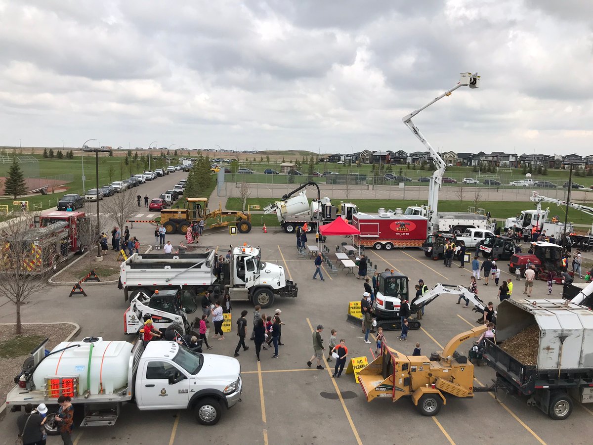 Back by popular demand, Big Truck Petting Zoo will be returning to the <a href="/LethLib/">Lethbridge Public Library</a> Crossings location on May 27 for National Public Works Week! Details at bit.ly/3NlfnlW
#yql