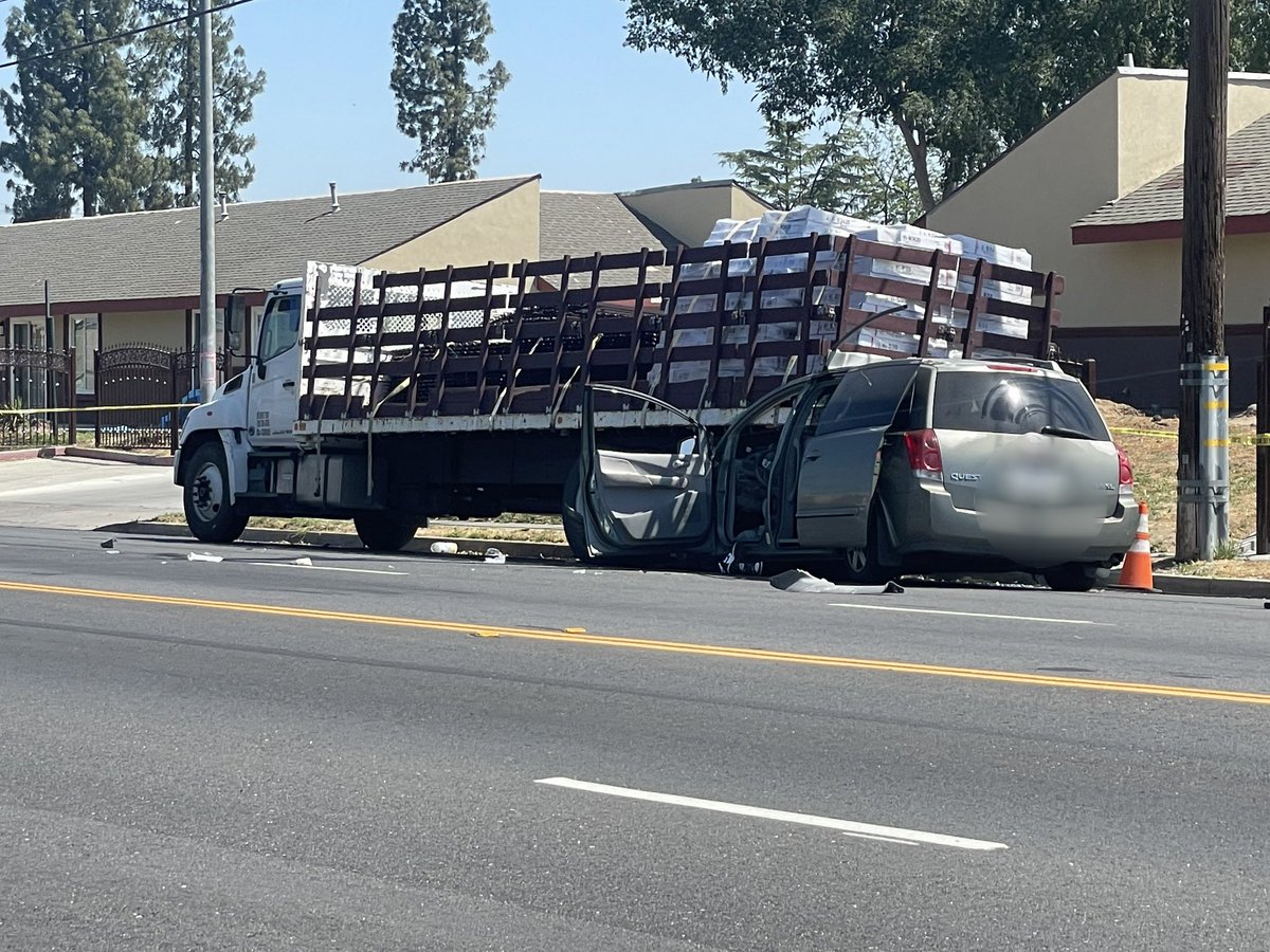 photog_bert's tweet photo. There is an accident on Marks south of Ashlan. Waiting on info from Fresno PD. Traffic is closed from Hampton and Bellaire. @KMPHFOX26 https://t.co/F0RufShvM3