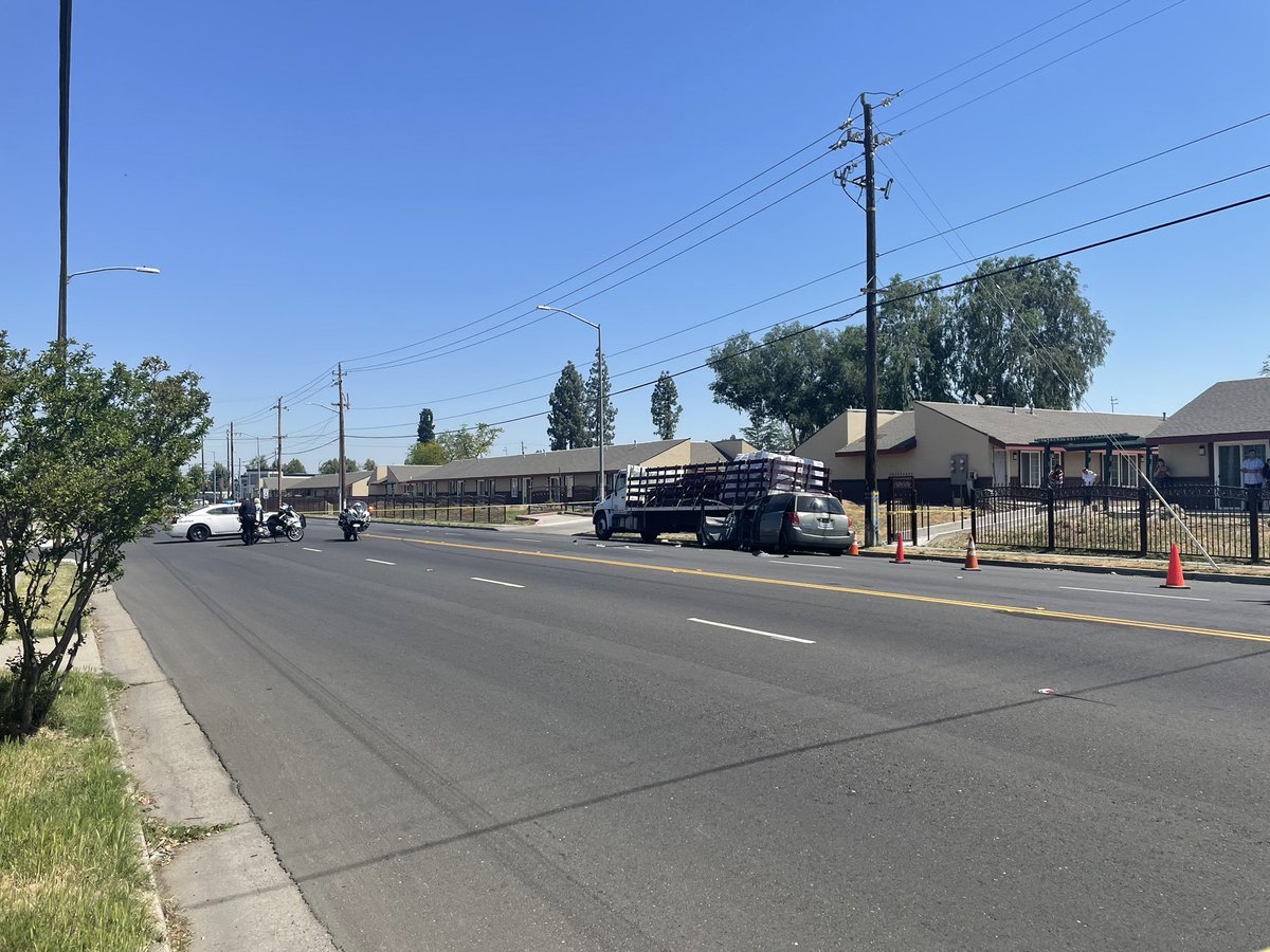 photog_bert's tweet photo. There is an accident on Marks south of Ashlan. Waiting on info from Fresno PD. Traffic is closed from Hampton and Bellaire. @KMPHFOX26 https://t.co/F0RufShvM3