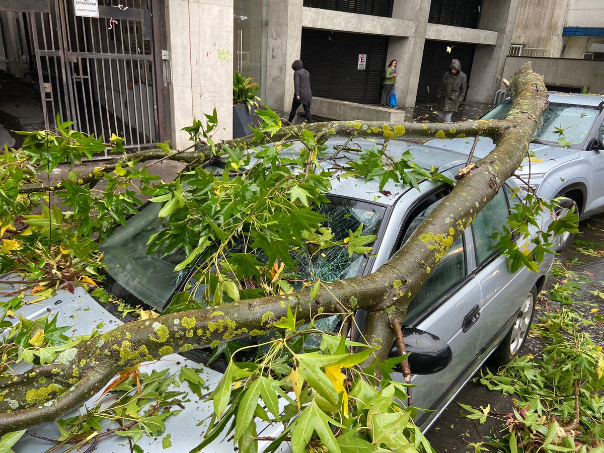 CEspinozaQ's tweet image. El viento y la lluvia causan estragos en distintos sectores del Biobio. Cortes de luz provocan caos vial al dejar fuera de servicio los semáforos en el centro de Concepción. Envíen sus reportes y donde están como respuesta a esta tuit. Vamos informando entre todos @Cooperativa