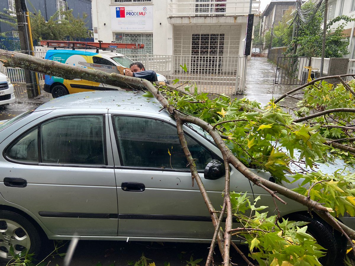 CEspinozaQ's tweet image. El viento y la lluvia causan estragos en distintos sectores del Biobio. Cortes de luz provocan caos vial al dejar fuera de servicio los semáforos en el centro de Concepción. Envíen sus reportes y donde están como respuesta a esta tuit. Vamos informando entre todos @Cooperativa
