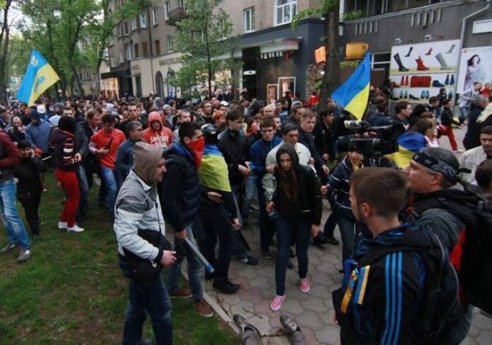 KramarenkoMari3's tweet photo. On this day, April 28, 2014, the people of #Donetsk went to their last rally for the unity of #Ukraine, when the city was actually under occupation

Despite the bitter experience of previous rallies, which ended in bloody massacres, murders and abductions of people
1/3 https://t.co/S9q3sjZaJv