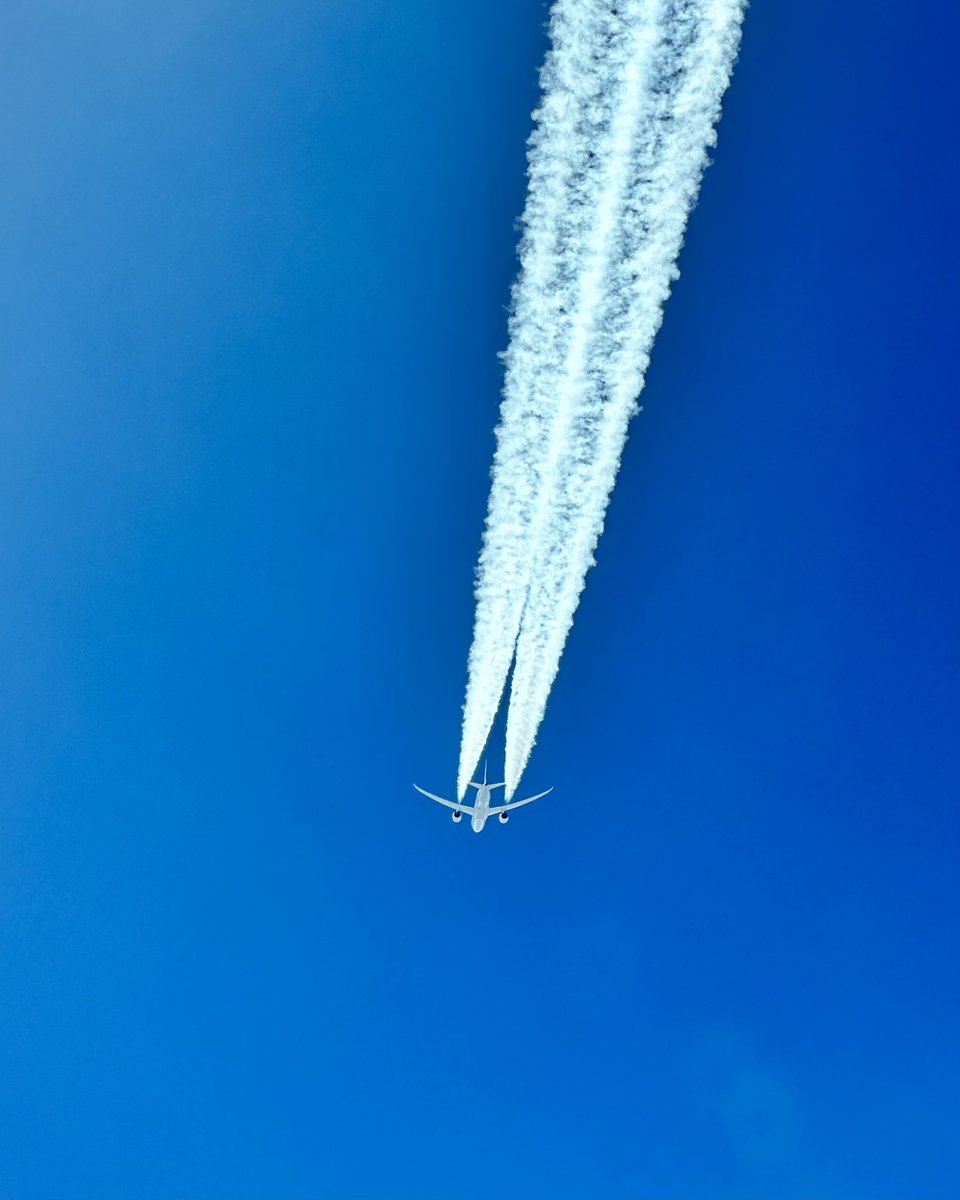 zepyaf's tweet photo. Sur le vol retour nous avons volé quelques instants en patrouille avec #AF165 qui rentrait de Bangkok, mais le beau 787 était plus haut (2000ft) et plus rapide que nous… https://t.co/4JodsLlnE1