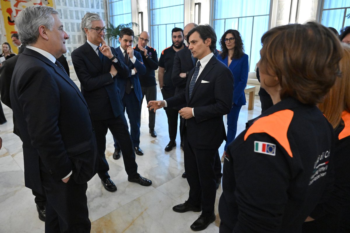 ItalyMFA_int's tweet photo. FM @AntonioTajani expressed his gratitude to the staff of the #CrisisUnit for the excellent work carried out during the crisis in #Sudan and the subsequent evacuation of our fellow citizens. #ItalyMFA is always at the forefront in assisting Italian citizens abroad. https://t.co/RXM5ufjCTr