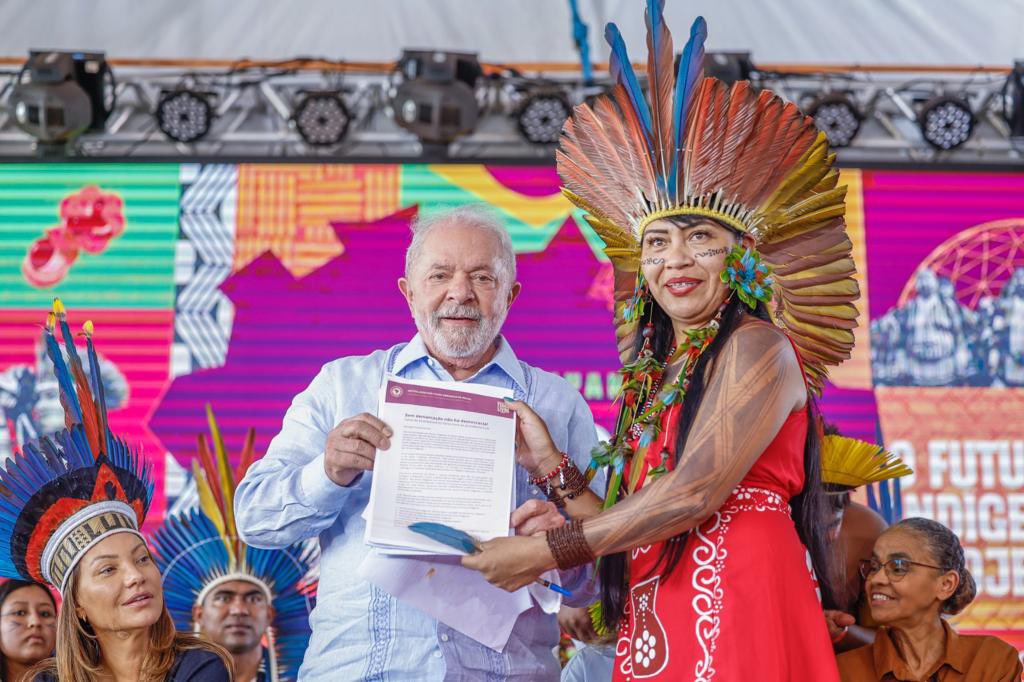 LulaOficial's tweet photo. Hoje demarcamos 6 territórios indígenas, um passo importante. Não deixem de se organizar e cobrar. O governo existe para atender os interesses do povo. Tenho certeza que o povo indígena terá orgulho da ministra @GuajajaraSonia e da @JoeniaWapichana na Funai.

📸: @ricardostuckert https://t.co/nWM2Oxlmlp