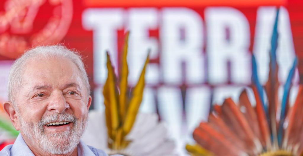 LulaOficial's tweet photo. Hoje demarcamos 6 territórios indígenas, um passo importante. Não deixem de se organizar e cobrar. O governo existe para atender os interesses do povo. Tenho certeza que o povo indígena terá orgulho da ministra @GuajajaraSonia e da @JoeniaWapichana na Funai.

📸: @ricardostuckert https://t.co/nWM2Oxlmlp