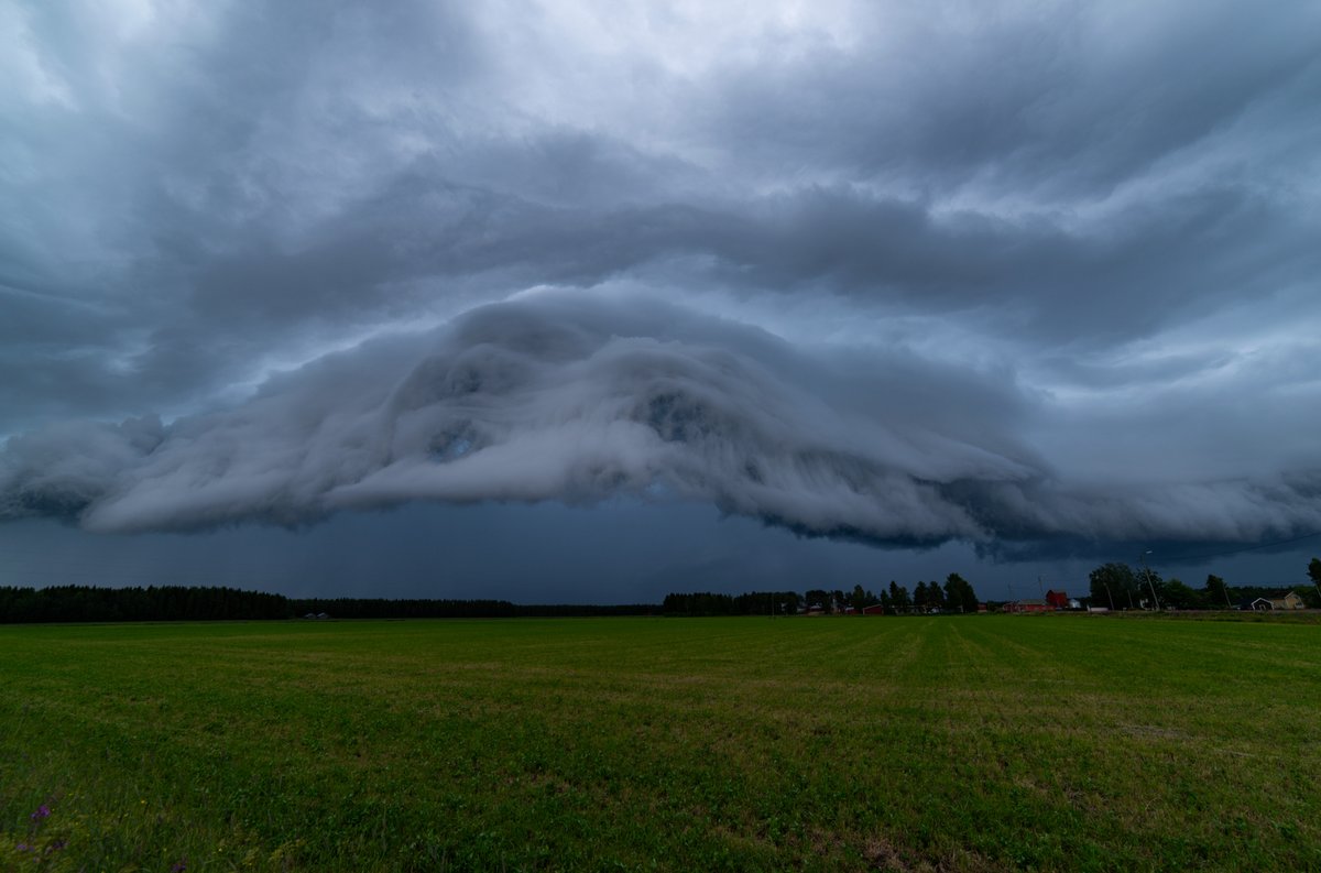 Jariy's tweet photo. Vyörypilvi Kalajoelta 12.7.2020. #shelfcloud https://t.co/WB1d24dhk1