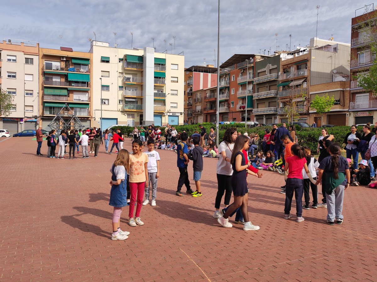 FontRosella's tweet photo. #Musiqueando2023
💃51.700 participants
📚416 centres educatius
🏬317 localitats🏡
A la nostra escola hem fet classe🎵al carrer. Primer hem fet una mostra de tres danses👯 i finalment els nostres alumnes han pogut ensenyar a ballar als nostres veïns del @AV_Concordia 
@coaemcoaem https://t.co/FlXekhfhhB