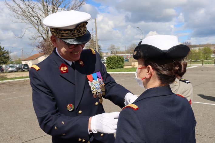 santearmees's tweet photo. 🎓Cérémonie de clôture du brevet de médecine des forces terrestres au #CeFOS, présidée par le directeur de l'@SSA_EVDG.
Après 7 semaines de formation milieu, 28 médecins généralistes seront affectés en antenne médicale soutenant une unité de l'@armeedeterre ou de @Gendarmerie https://t.co/tBjosrxdMq