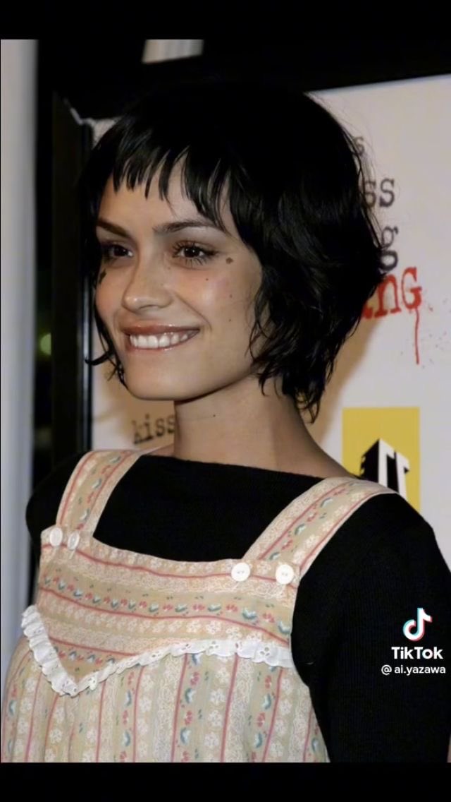 I love girls with this haircut