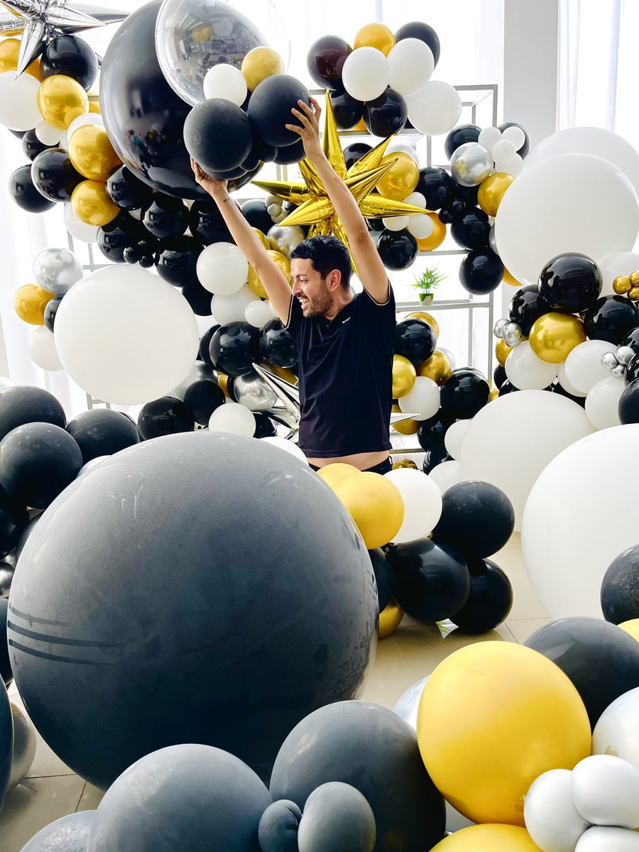 Iamedgarrobledo's tweet photo. Es mi cumpleaños! 🖤🤍💛 https://t.co/0r8sXpkz48