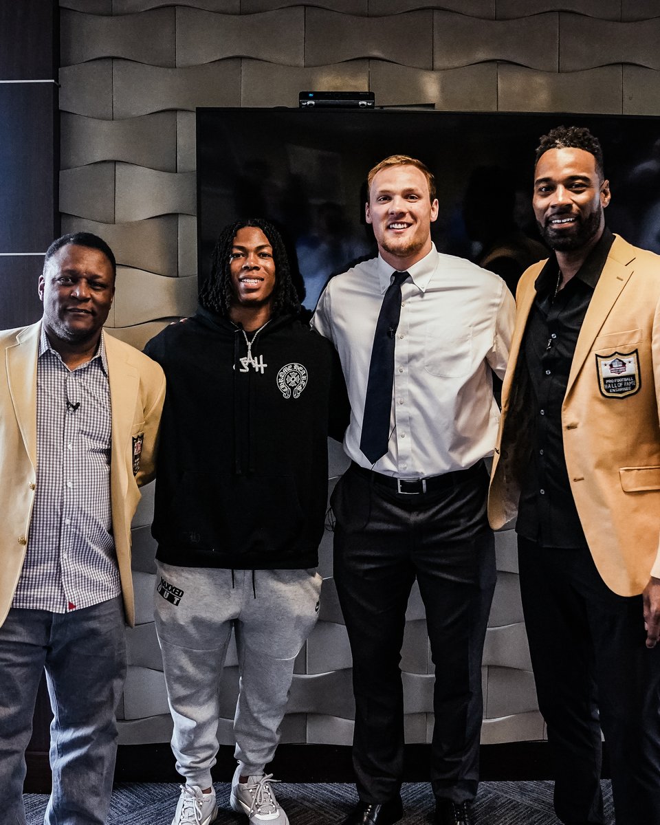 Lions's tweet photo. A legendary welcoming committee for the newest #Lions

@Jahmyr_Gibbs1
@calvinjohnsonjr
@BarrySanders https://t.co/90cPujSIz6