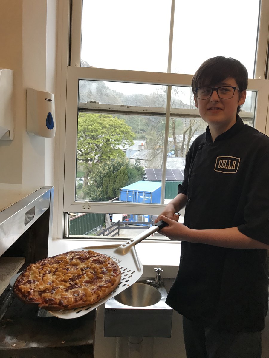 Hyfforddiant Pizzas gan Dyl Chef ❤️
Pizza Training by Dyl ❤️
Well done Keiron 💪 Pizza Bella iddi 🤘