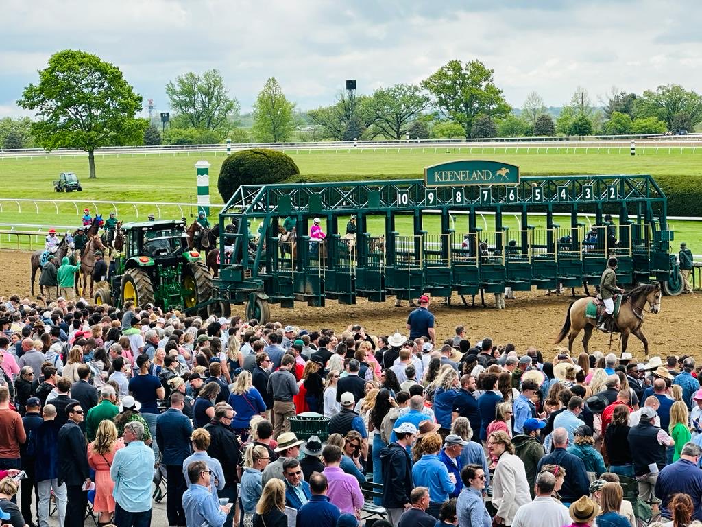 efmedya's tweet photo. Keeneland da milli atçılarımız ve gururlarımız Dincer Karabulut ile MURAT SANCAL mükemmel bir ortamda yarış keyfindeler başarılı atçılarımıza Ana vatan ‘dan selamlarımızı yolluyoruz 🕵️‍♀️🕵️‍♀️🕵️‍♂️🌺🌺🌺🙏🙏🙏 ⁦⁦@sancal_murat⁩ https://t.co/XrYit4ea61