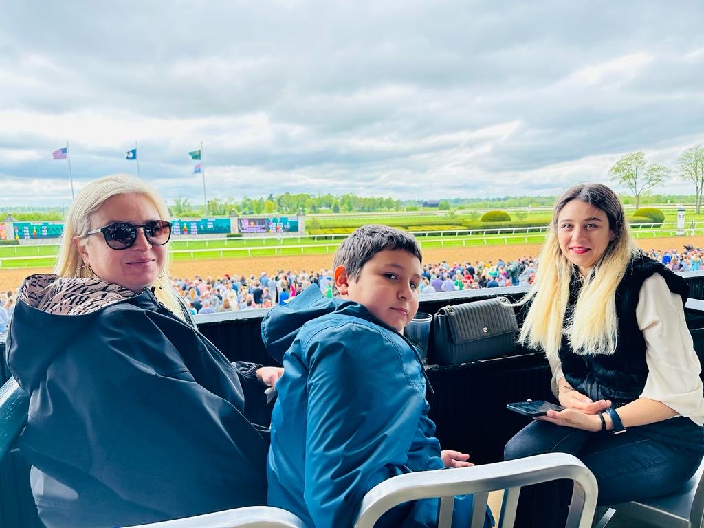 efmedya's tweet photo. Keeneland da milli atçılarımız ve gururlarımız Dincer Karabulut ile MURAT SANCAL mükemmel bir ortamda yarış keyfindeler başarılı atçılarımıza Ana vatan ‘dan selamlarımızı yolluyoruz 🕵️‍♀️🕵️‍♀️🕵️‍♂️🌺🌺🌺🙏🙏🙏 ⁦⁦@sancal_murat⁩ https://t.co/XrYit4ea61