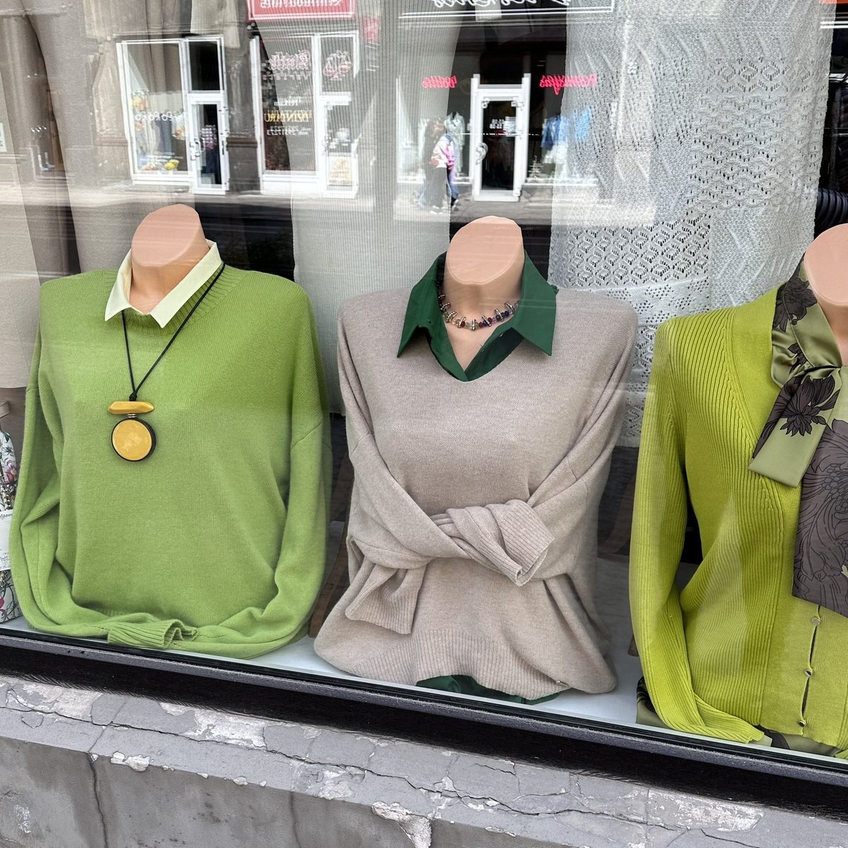 Čaka ielas bodē uzgāju džemperi introvertiem 🫠