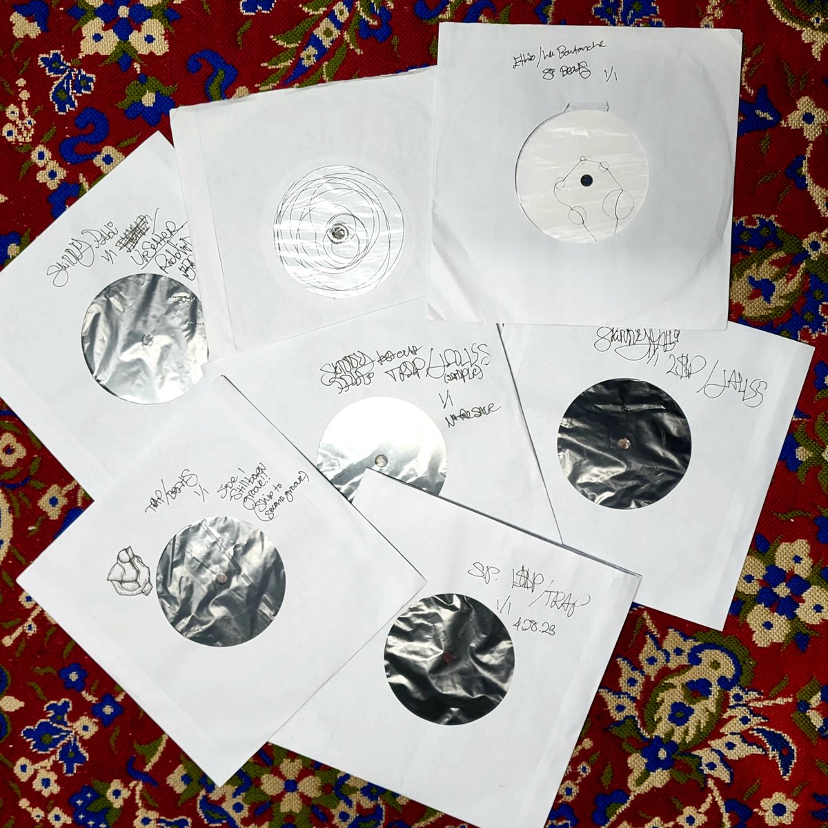 #Giveaway time!
Today we have 7, 7" 45rpm 1of1 records produced by Skinny feat. a shuffle of raw beats in various styles.
First come, first served.
All you gotta do is head over to skinnypablo.com
and cover the cost of shipping. Limited to one per person!