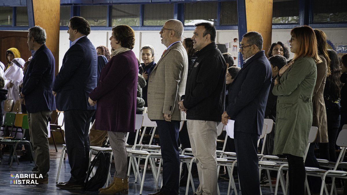 EduPublicaCL's tweet photo. 📚Conmemoramos el #MesDelLibro en la Escuela Próceres de Chile del #ServicioLocal @edu_gabrielam ✨
Nuestro Director Jaime Veas y el Dir. Ejecutivo del SLEP @parayacortes, participaron junto a toda la comunidad educativa en la ceremonia para promover la lectura 🙌 https://t.co/JOjfX60zba