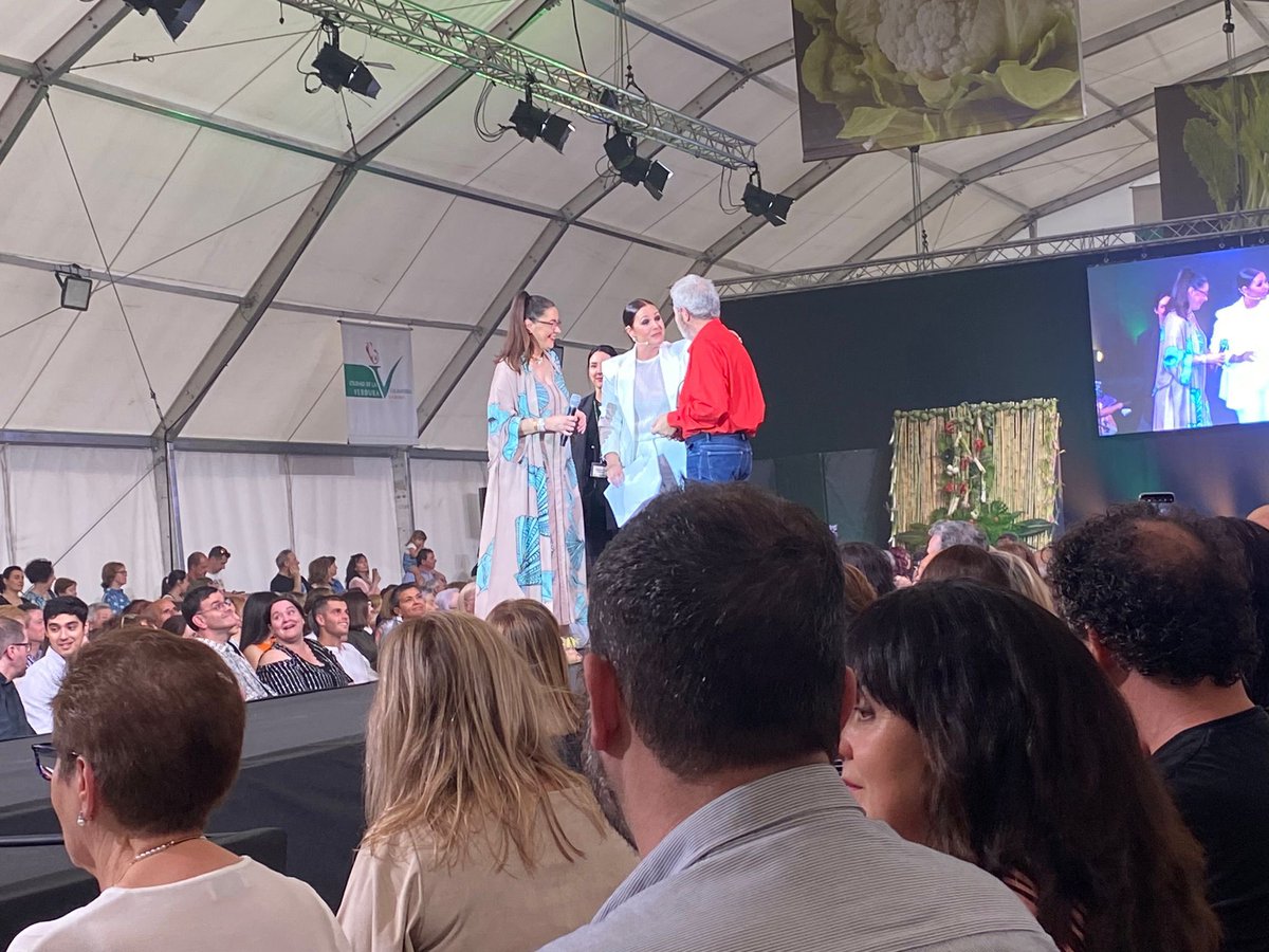 RadioRioja's tweet photo. 👗Los 10 trajes confeccionados con verduras han desfilado en la X edición de la pasarela de moda 'Calahorra Ciudad de la Verdura' apadrinada por Lorenzo Caprile y presentada por nuestra compañera @Esti_Puy 
🍆🥦🥒🥕@aytocalahorra https://t.co/zqGxMqTHAo