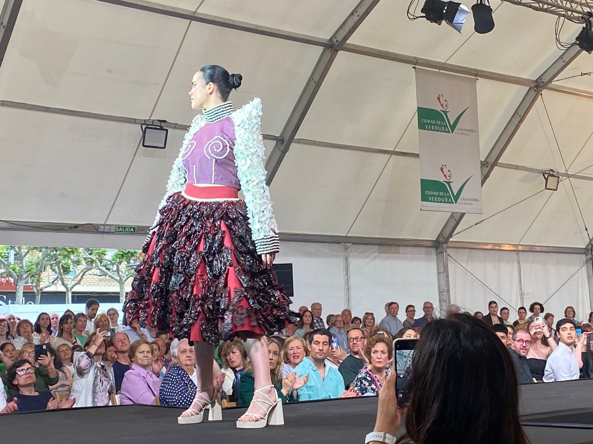 👗Los 10 trajes confeccionados con verduras han desfilado en la X edición de la pasarela de moda 'Calahorra Ciudad de la Verdura' apadrinada por Lorenzo Caprile y presentada por nuestra compañera <a href="/Esti_Puy/">Esti Puy</a> 
🍆🥦🥒🥕<a href="/aytocalahorra/">Ayuntamiento de Calahorra</a>