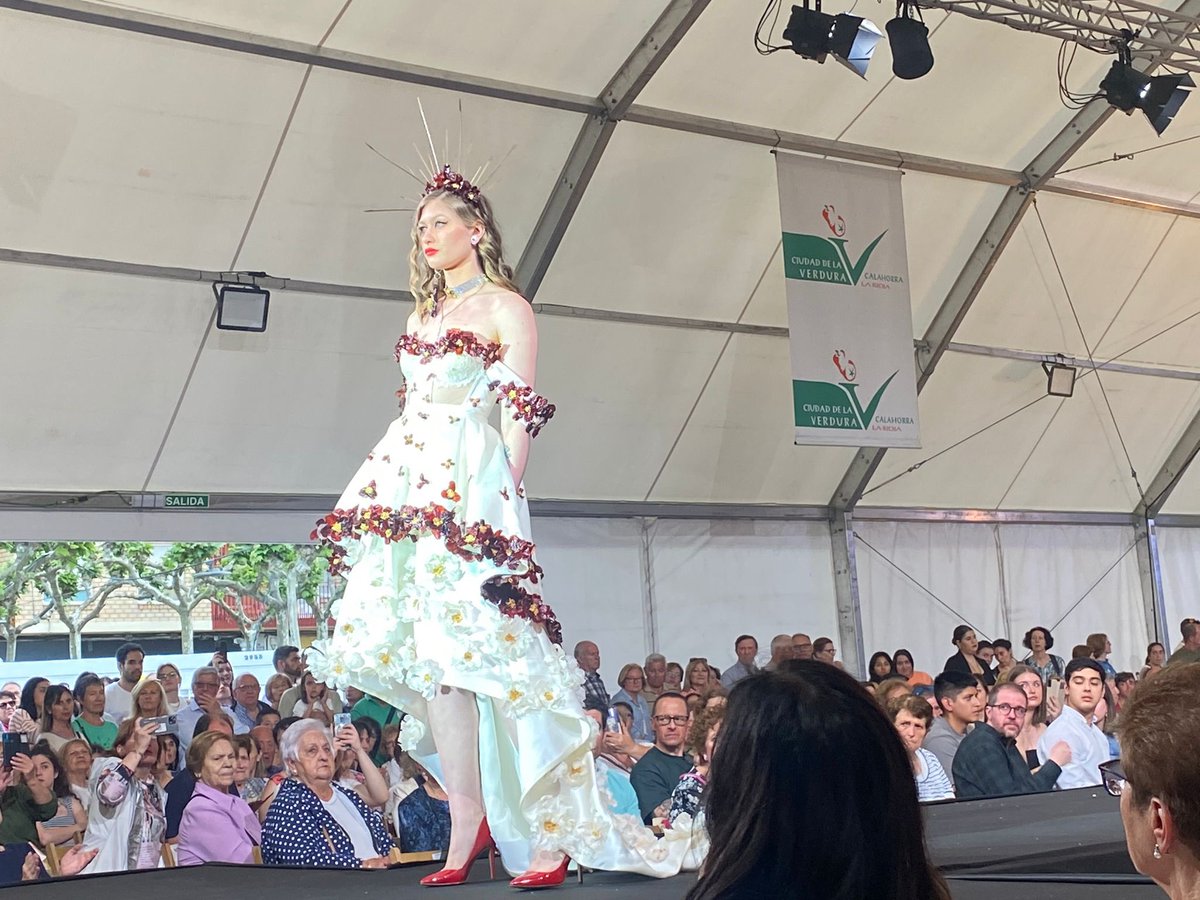 RadioRioja's tweet photo. 👗Los 10 trajes confeccionados con verduras han desfilado en la X edición de la pasarela de moda 'Calahorra Ciudad de la Verdura' apadrinada por Lorenzo Caprile y presentada por nuestra compañera @Esti_Puy 
🍆🥦🥒🥕@aytocalahorra https://t.co/zqGxMqTHAo