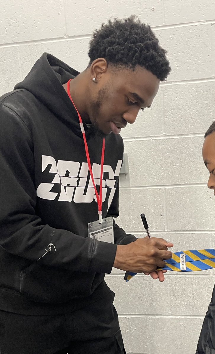 HolyheadEvents's tweet image. What an amazing end to the week! Yr 7’s, 8’s &amp;amp; 9’s watched Jbxnu #rapper perform live &amp;amp; shared his journey on how music helped him deal with #mentalhealth &amp;amp; the #challenges that young people face.
#live #performance #artist #music  #careers #teachwhatmatters @holyhead_school