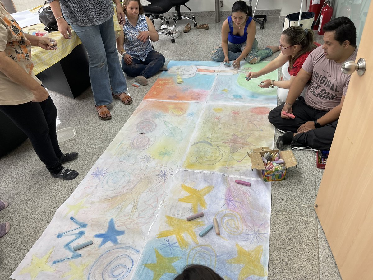 avesid's tweet photo. Esta mañana el arte y la ciencia se dieron la mano 🤚. Conocimos la vida de Galileo Galilei y la plasmamos en un mural colectivo. Reafirmamos que el trabajo en equipo es divertido, beneficioso y gratificante. #avesid #programaeducarte #galileo #cultura #Capacitar https://t.co/pq3XBthICv