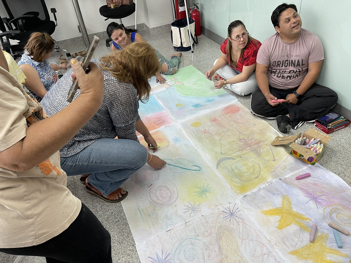 avesid's tweet photo. Esta mañana el arte y la ciencia se dieron la mano 🤚. Conocimos la vida de Galileo Galilei y la plasmamos en un mural colectivo. Reafirmamos que el trabajo en equipo es divertido, beneficioso y gratificante. #avesid #programaeducarte #galileo #cultura #Capacitar https://t.co/pq3XBthICv