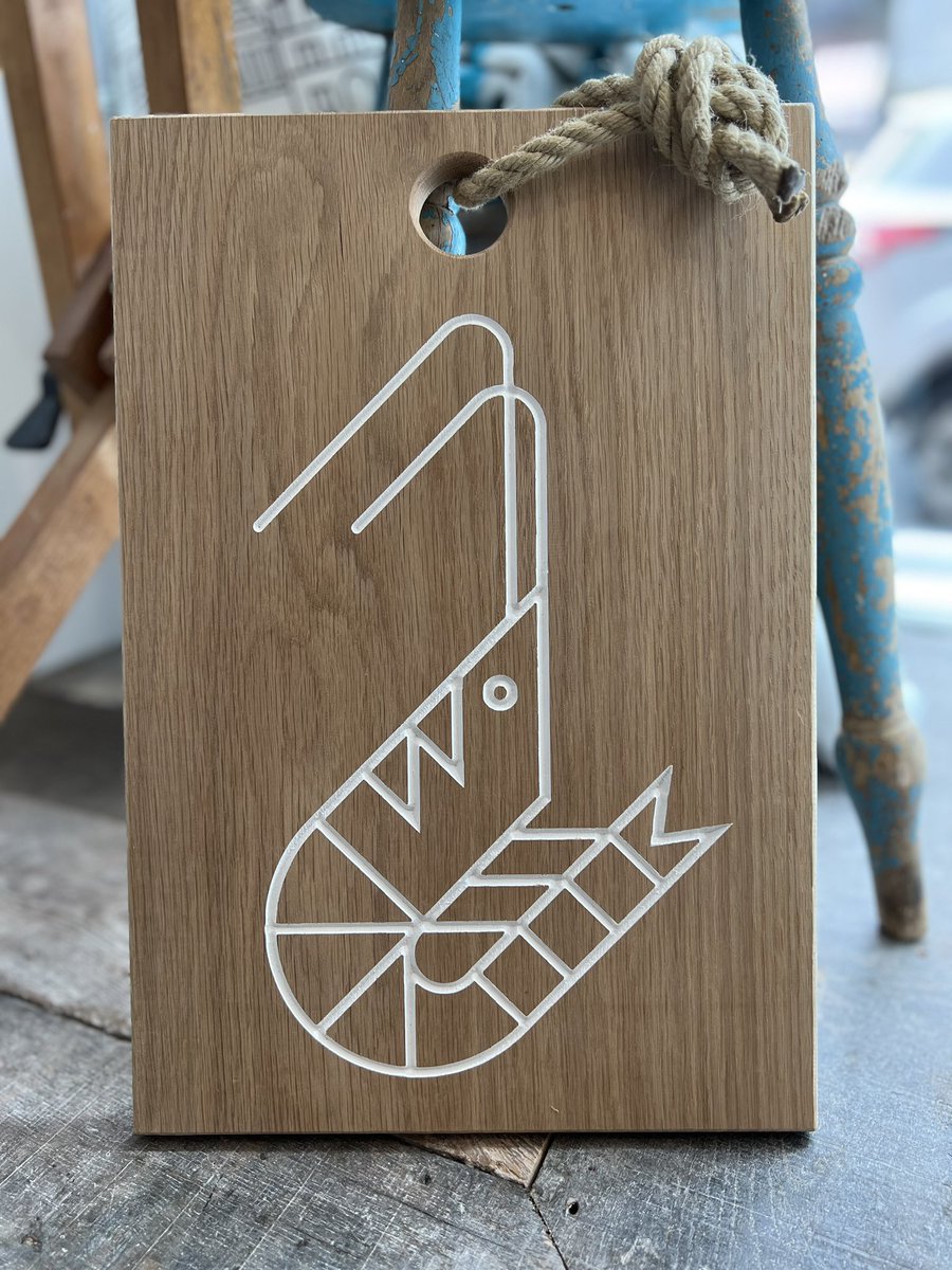 My latest make.... Beautifully handcrafted from a single piece of British oak: these new boards are engraved and painted with my original illustrations. Perfect to use as a serving/sharing board or just prop or hung for decorative styling… on the website now friends 😎