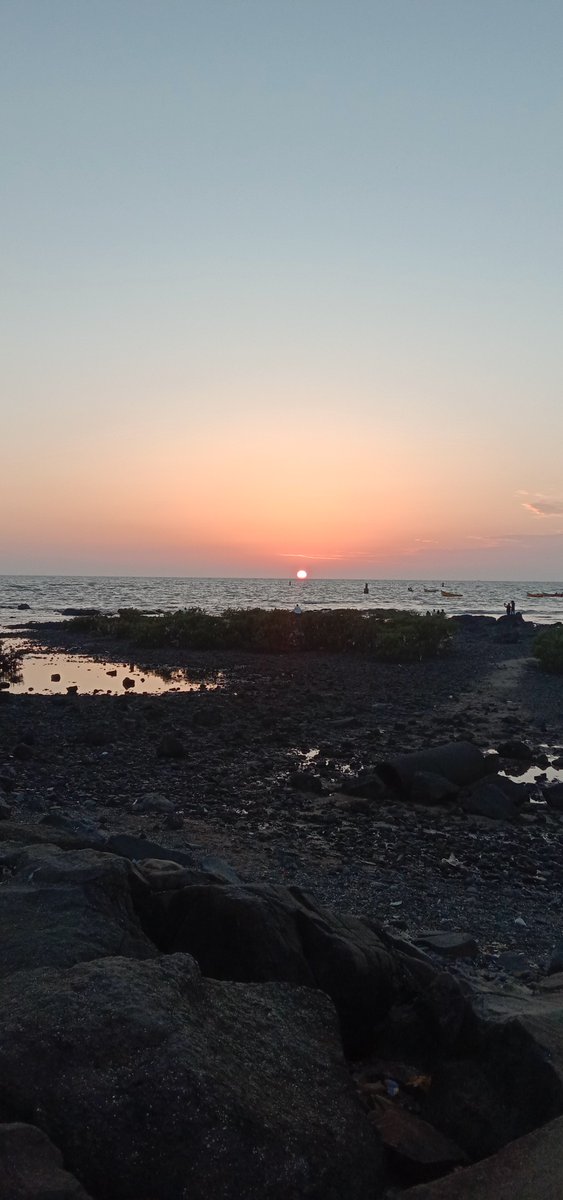 yascando's tweet photo. no matter what anybody says about Mumbai, what hasn't changed over the years is how absolutely stunning and humbling it's sunsets can be 🥺✨ https://t.co/aY2Y3TuNfR