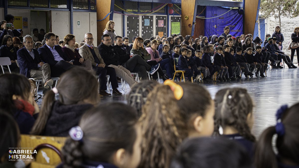 EduPublicaCL's tweet photo. 📚Conmemoramos el #MesDelLibro en la Escuela Próceres de Chile del #ServicioLocal @edu_gabrielam ✨
Nuestro Director Jaime Veas y el Dir. Ejecutivo del SLEP @parayacortes, participaron junto a toda la comunidad educativa en la ceremonia para promover la lectura 🙌 https://t.co/JOjfX60zba