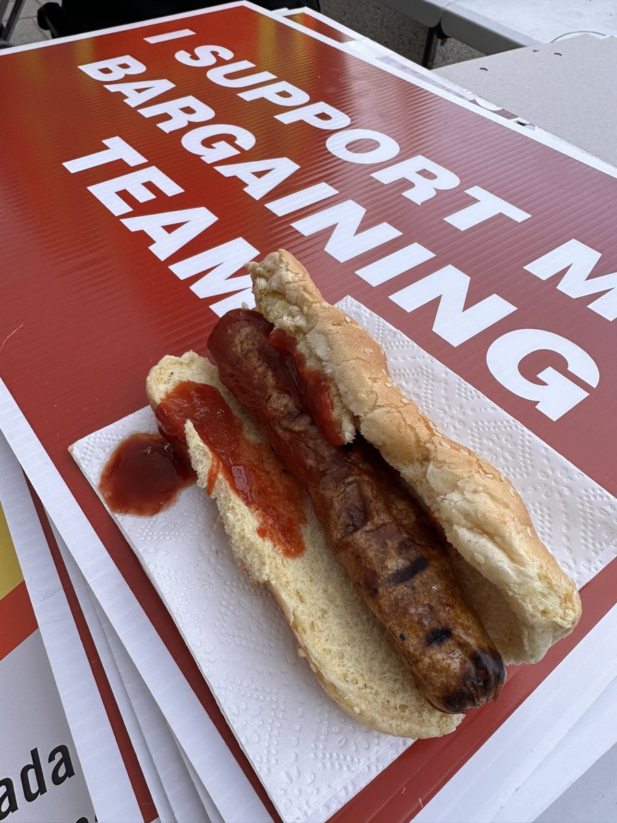 That’s support for @psac_afpc @PSACNCR picket line.  A messy hotdog 🌭 #WorkersCantWait