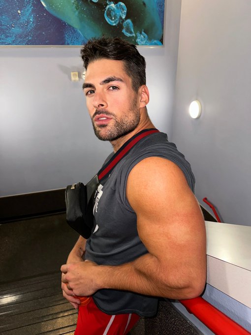 Gym day baby💪slowly becoming  a 🦍🦍🦍what you doing today ? https://t.co/LEJmOHI7tT