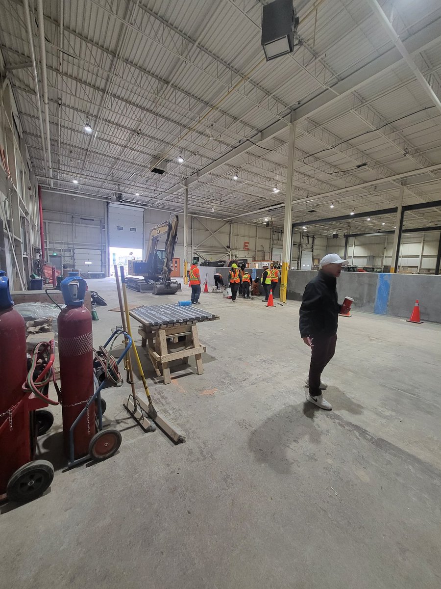 Quelle belle journée pédagogique!! La journée était axée sur l'apprentissage par l'expérience (Axe E). Voici des photos de notre matin à LiUNA. Nous avons exploré les programmes et la machinerie. LiUNA, quelle belle opportunité pour les élèves afin de répondre à leurs besoins!