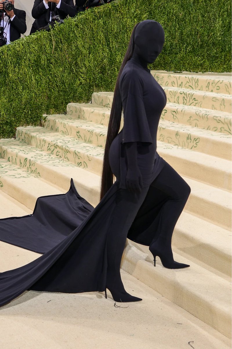 bobby990r_1's tweet photo. @CoutureIsBeyond We’re NOT watching this year or any year when #Fake #SuperGreedy #OldNews @KimKardashian is attending! #NotGlamorous #LowClass #MetGala is more like #Halloween with @KimKardashian #NoMarilynMonroe https://t.co/fpVoPaDXDn