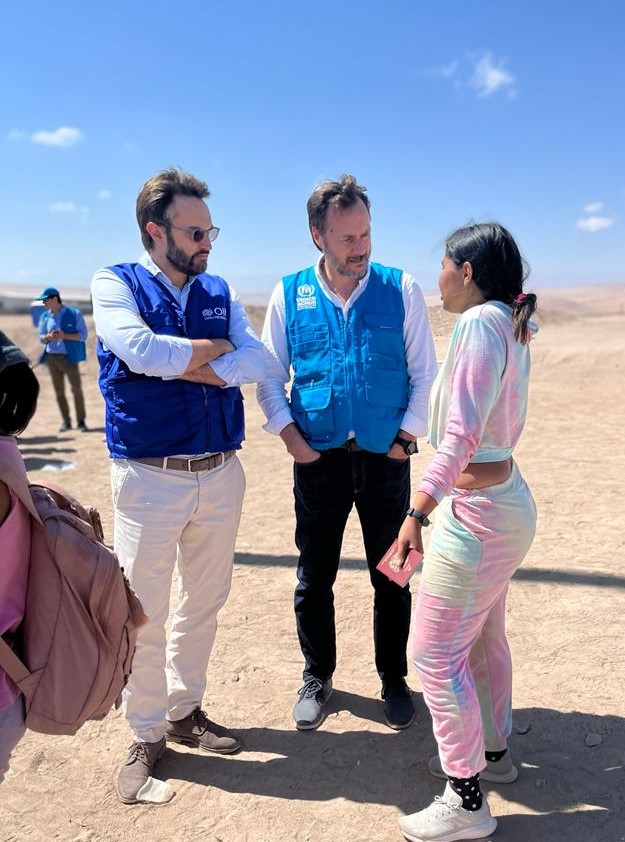 OIM_Peru's tweet photo. Junto a @ACNURPeru e @IFRC_es, seguimos brindando asistencia, como agua, alimentos, abrigo y atención en salud, a las personas varadas en la frontera de #Tacna, a fin de salvaguardar el bienestar y los derechos humanos de la población refugiada y migrante. https://t.co/LHgRdbpQ6V