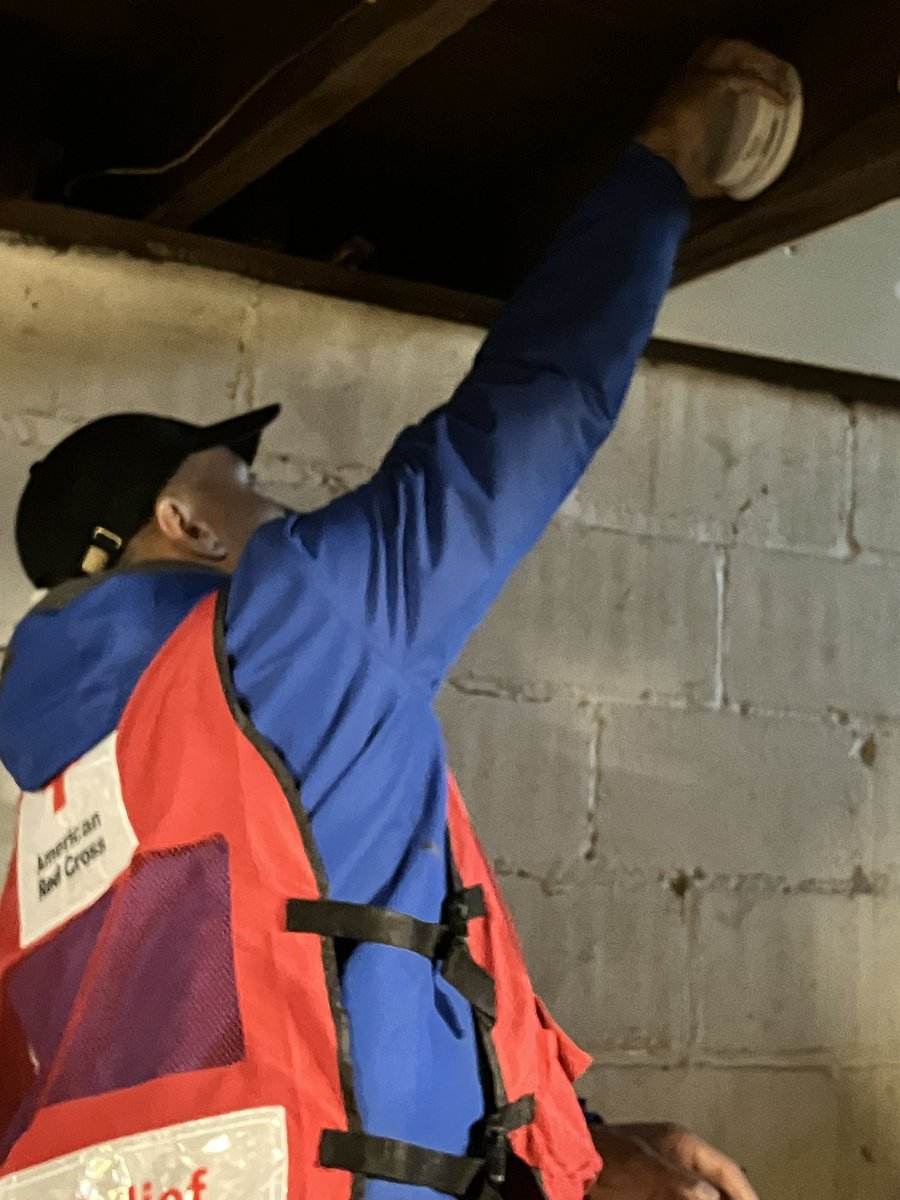 indianaRedCross's tweet photo. Thank you to all of our amazing volunteers and partners. Rain or shine they knocked on doors in South Broad Ripple to install free smoke alarms &amp; help residents create home fire safety plans. #SoundTheAlarm https://t.co/QXy2rix8ZN