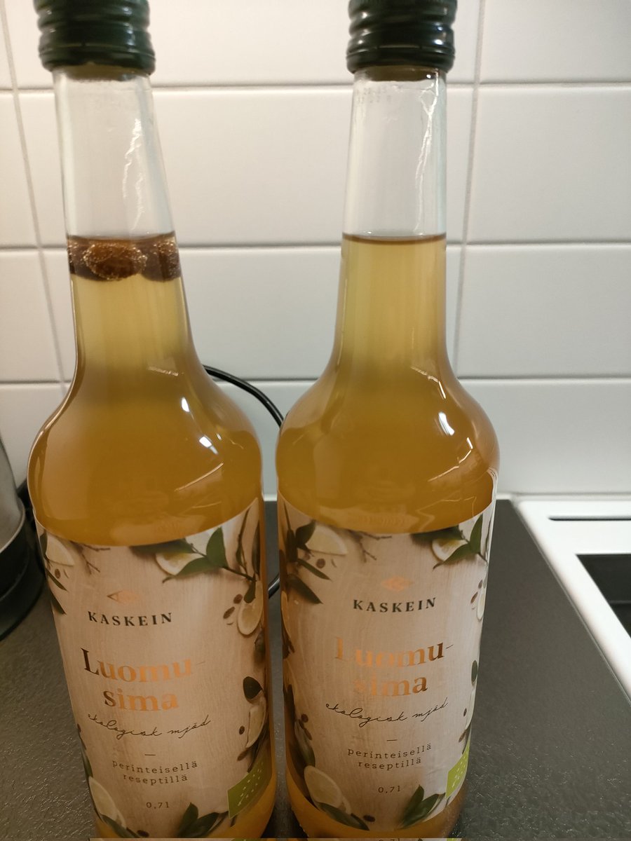 IamHula's tweet photo. Tuli käytyä kahdessa eri marketissa, ennen kuin löytyi Kaskisten luomusimaa rusinoilla. Ostin kaksi pulloa vapuksi. Riittää mulle. Lisäksi ostin pakkaseen rinkilämunkkeja. Helppo homma #vappu #sima #munkit 🎈🎈🎈😄 https://t.co/OfZysZ8GeS