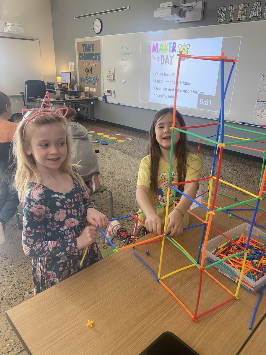 mrsbakkenSTEM's tweet photo. More maker day fun in the Steam Lab! #GoGullLake #GLCSrichland #GLCSstem https://t.co/RyB1xaEbG4
