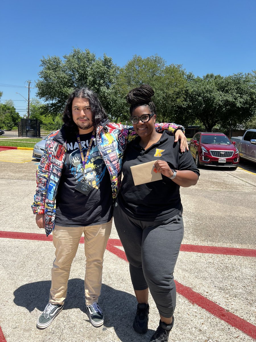 Thank you @MrDiazKeyMS for appreciating me on this Wraparound Appreciation Week! You’re the best! Oh and I love my gift! Excuse my outfit, but today was Houston Food Bank Mobile Truck 😂😂
