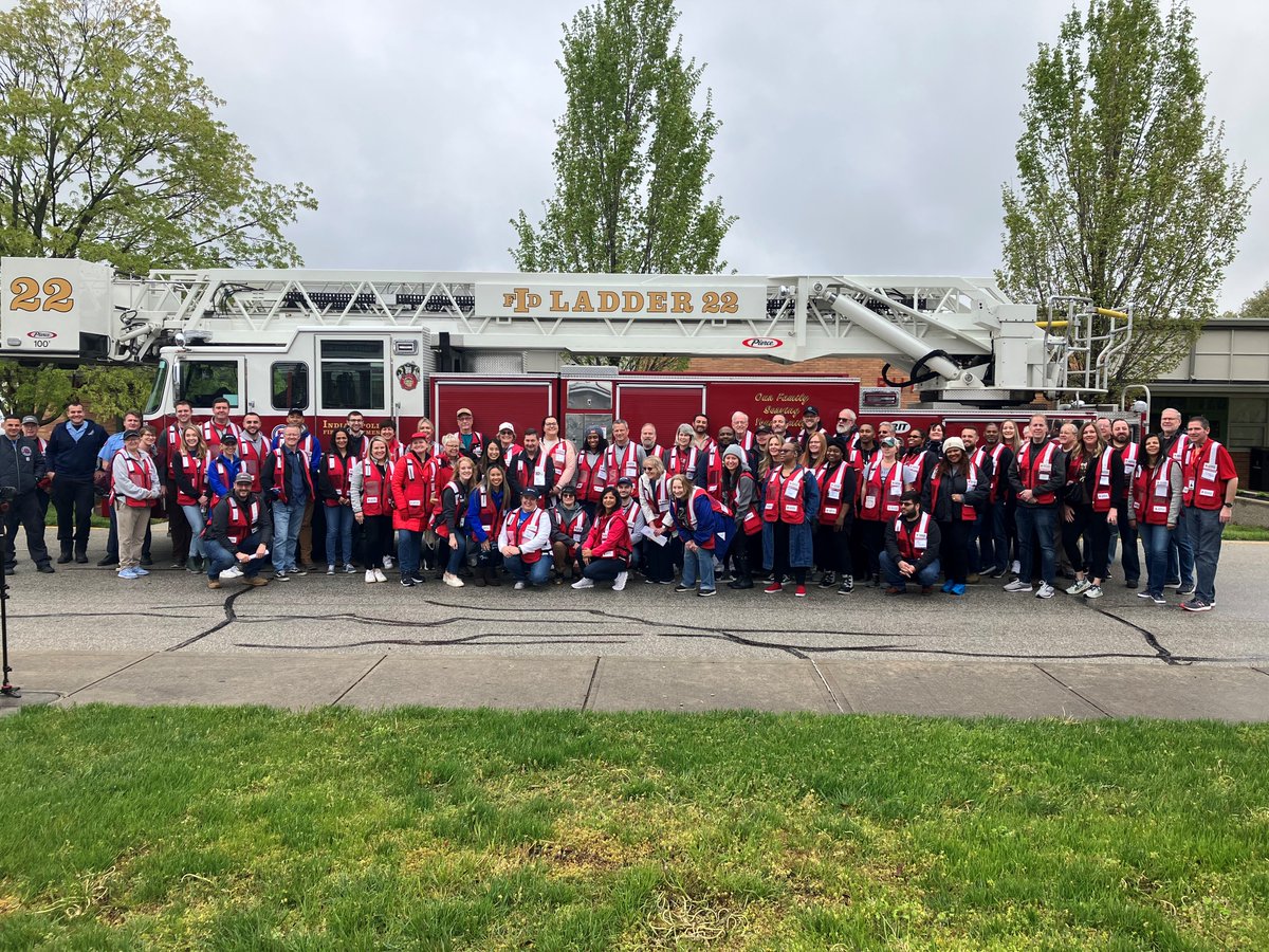 indianaRedCross's tweet photo. Thank you to all of our amazing volunteers and partners. Rain or shine they knocked on doors in South Broad Ripple to install free smoke alarms &amp; help residents create home fire safety plans. #SoundTheAlarm https://t.co/QXy2rix8ZN