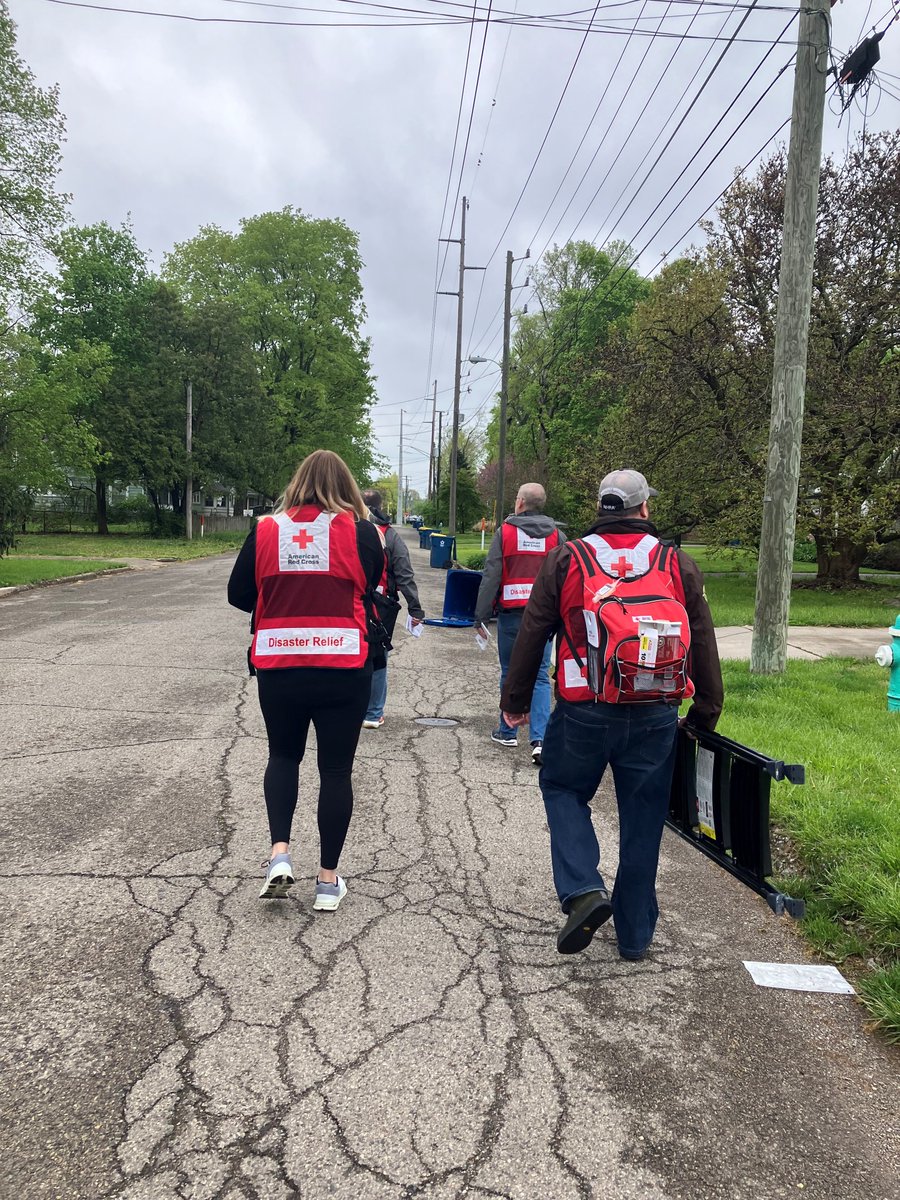 indianaRedCross's tweet photo. Thank you to all of our amazing volunteers and partners. Rain or shine they knocked on doors in South Broad Ripple to install free smoke alarms &amp; help residents create home fire safety plans. #SoundTheAlarm https://t.co/QXy2rix8ZN