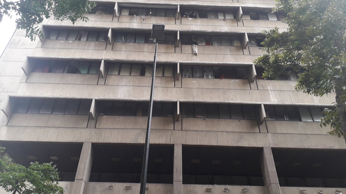 LEOLEGG's tweet photo. @gestionperfecta en pleno boulevard de Catia, a plena luz del día, con toda impunidad desde la torre Pomarrosa los damnificados que viven allí lanzan excremento y orina sobre quien esté pasando, esto no es cochinada sino maldad.

Saquen a esa gente de allí. https://t.co/3WcLI4dhJK